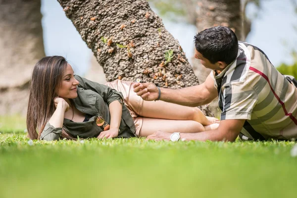 Pareja Turistas Enamorados Hierba — Foto de Stock