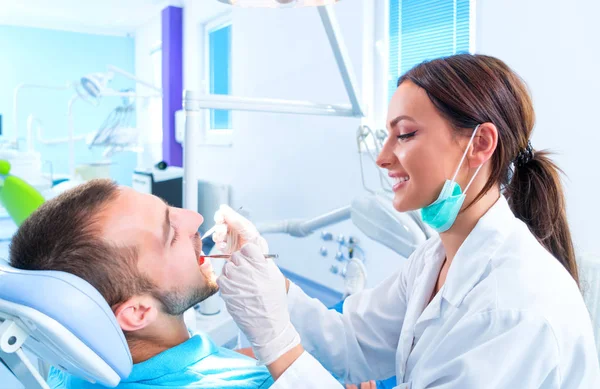 Dottore Sta Parlando Con Sua Paziente Concetto Dentista — Foto Stock