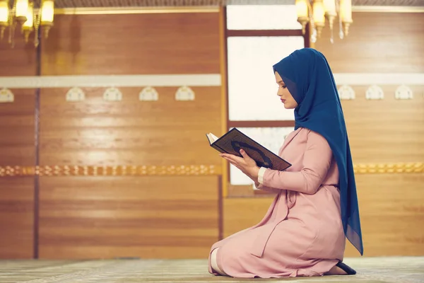 Jovem Mulher Muçulmana Orando Mesquita — Fotografia de Stock