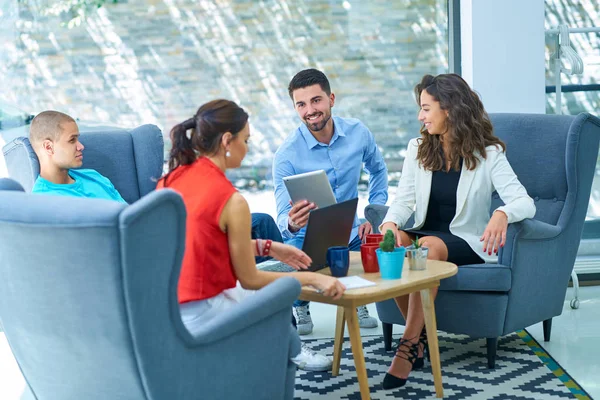 Girişimci iş adamları modern ofiste her gün çalışıyorlar.