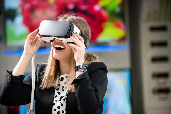 Mujer Joven Con Dispositivo Realidad Virtual — Foto de Stock