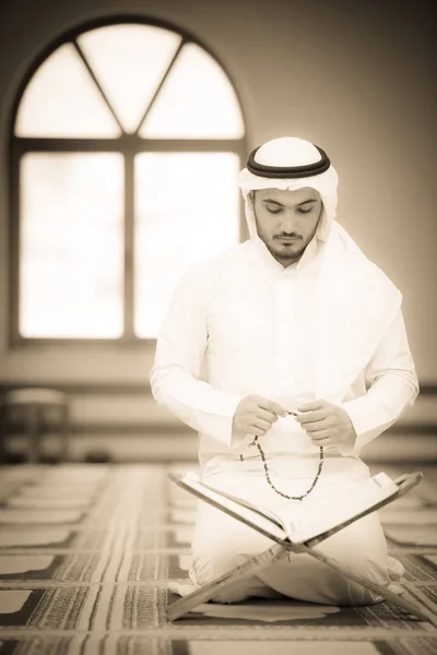 Uskonnollinen Muslimi Mies Rukoilee Sisällä Moskeija — kuvapankkivalokuva