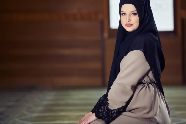 Jovem Mulher Muçulmana Orando Mesquita — Fotografia de Stock