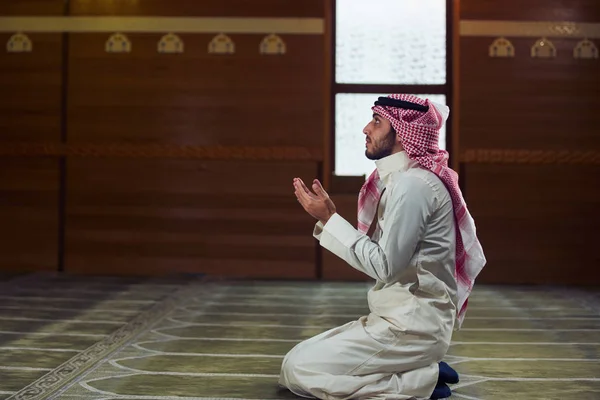 Religioso Muçulmano Homem Orando Dentro Mesquita — Fotografia de Stock