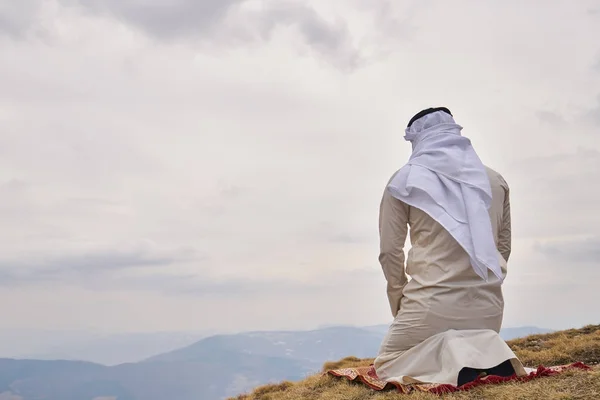 Hombre Iislámico Rezando Montaña —  Fotos de Stock