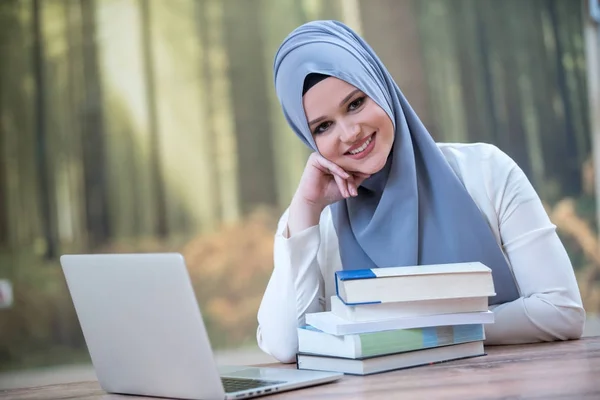 Vacker Kvinna Bär Hijab Framför Laptop Sök Och Gör Kontorsarbete — Stockfoto