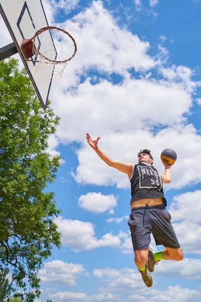 Basketballspieler Aktion Fliegt Hoch Und Trifft — Stockfoto