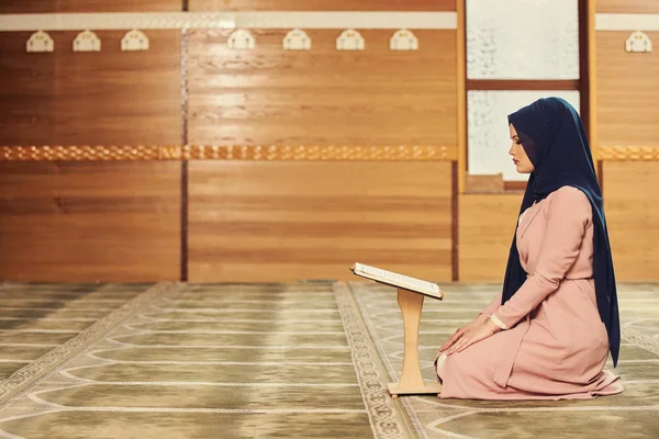 Jovem Mulher Muçulmana Orando Mesquita — Fotografia de Stock