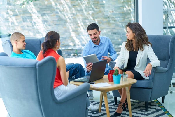 Girişimci iş adamları modern ofiste her gün çalışıyorlar.