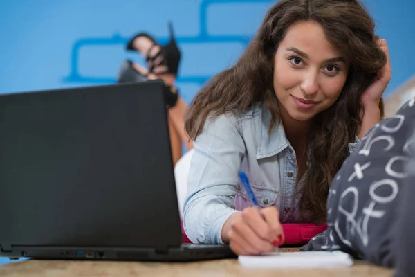 Creatieve Jonge Vrouw Die Werkt Met Computer Nieuwe Opstarten Project — Stockfoto