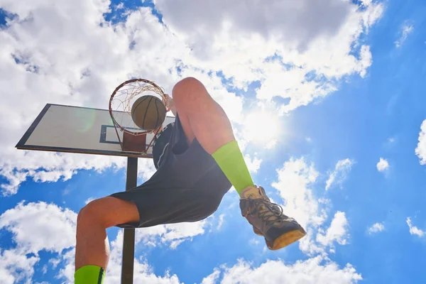 Basketspelare Aktion Flyger Högt Och Poängsättning — Stockfoto