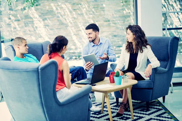 Start Unternehmensgruppe Arbeitet Täglich Modernen Coworking Büroflächen — Stockfoto