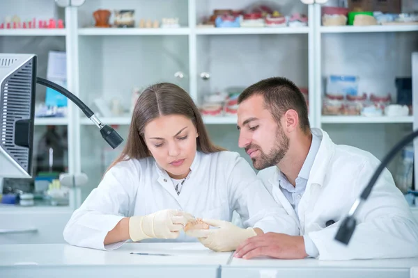 Prótesis Dentales Higiene Bucal Manos Prótesis Mientras Trabaja Prótesis Dental — Foto de Stock