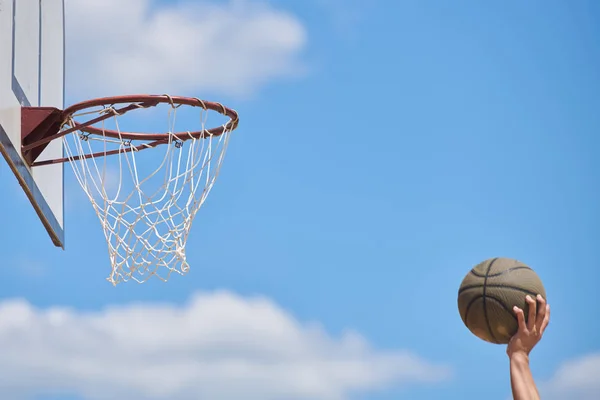 Pemain Basket Dalam Aksi Terbang Tinggi Dan Mencetak Angka — Stok Foto