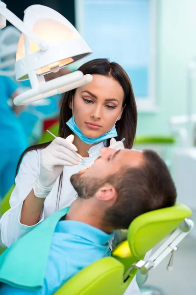 Diş Hekimi Diş Hekimi Dişlerde Bir Hastanın Incelenmesi — Stok fotoğraf