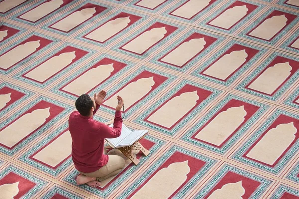 Θρησκευτικός Μουσουλμάνος Άνθρωπος Προσεύχεται Μέσα Στο Τζαμί — Φωτογραφία Αρχείου