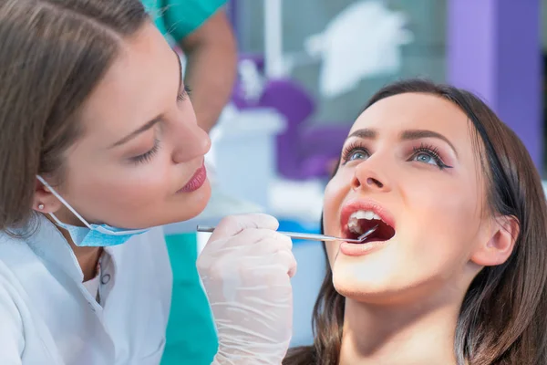 Doctor Hablando Con Paciente Concepto Dentista — Foto de Stock