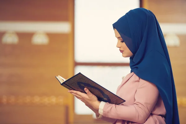 Νεαρή Μουσουλμάνα Προσεύχεται Στο Τζαμί — Φωτογραφία Αρχείου