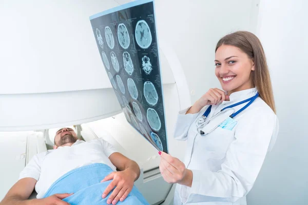 Selbstbewusster Angenehmer Arzt Der Mit Mri Scan Ergebnissen Arbeitet — Stockfoto