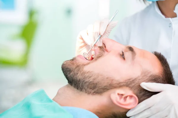 Zahnarzt Der Die Zähne Eines Patienten Beim Zahnarzt Untersucht — Stockfoto