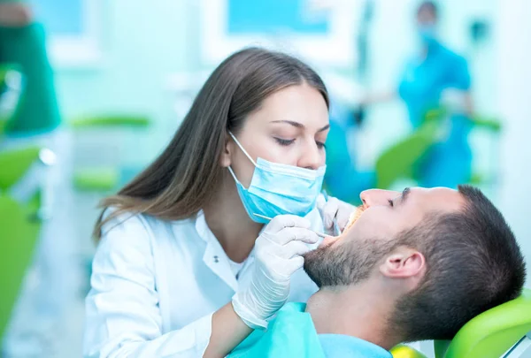 Dentiste Examinant Les Dents Patient Chez Dentiste — Photo