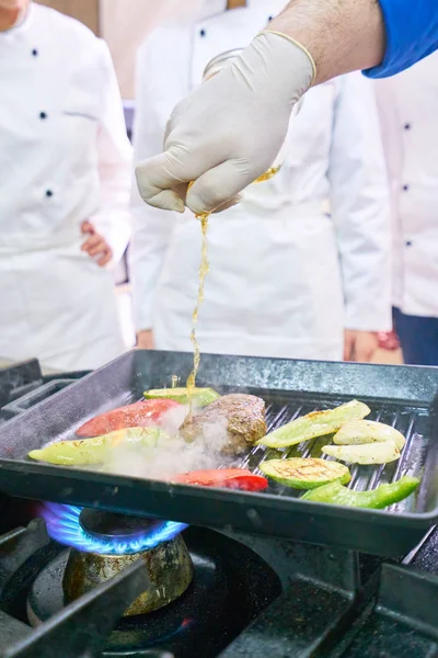 Chef Cozinha Restaurante Fogão Com Panela Fazendo Flambe Comida — Fotografia de Stock