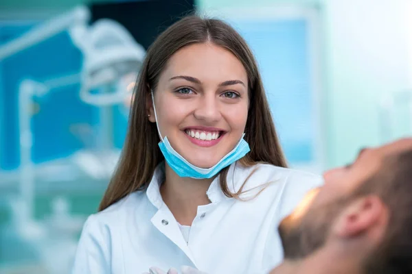 Dentiste Examinant Les Dents Patient Chez Dentiste — Photo