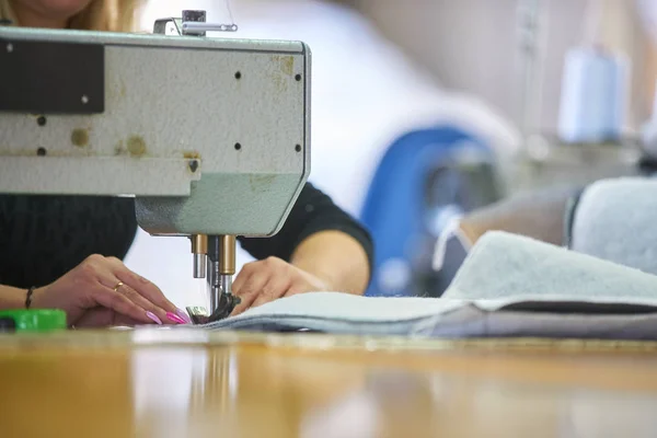 Cucitrice Operaia Una Fabbrica Cucito Con Una Macchina Cucire Industriale — Foto Stock