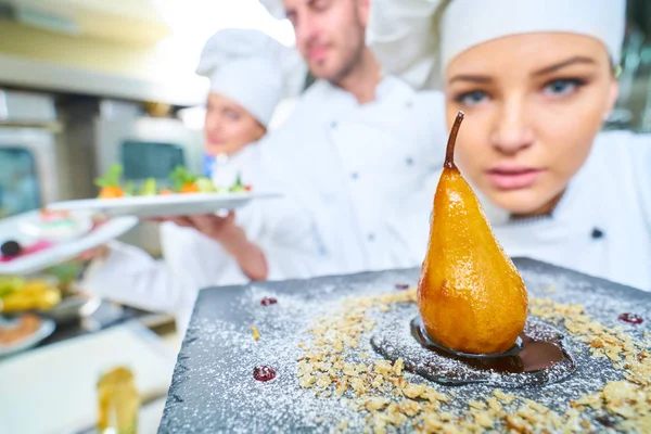 Chef Menyiapkan Makanan Dapur Restoran — Stok Foto