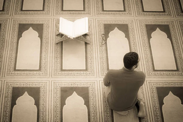 Θρησκευτικός Μουσουλμάνος Άνθρωπος Προσεύχεται Μέσα Στο Τζαμί — Φωτογραφία Αρχείου