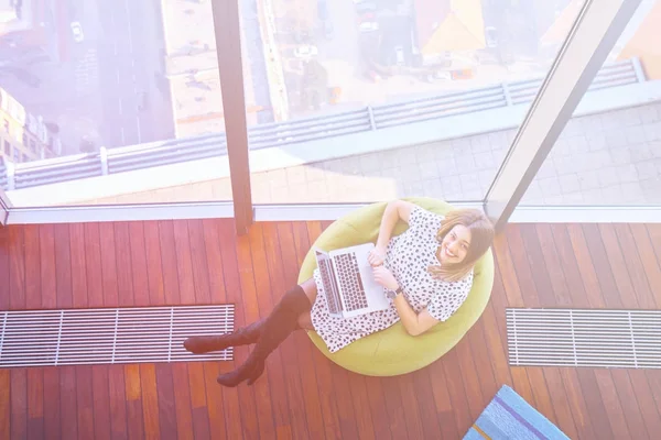 Creativa Giovane Donna Che Lavora Con Computer Vista Dall Alto — Foto Stock