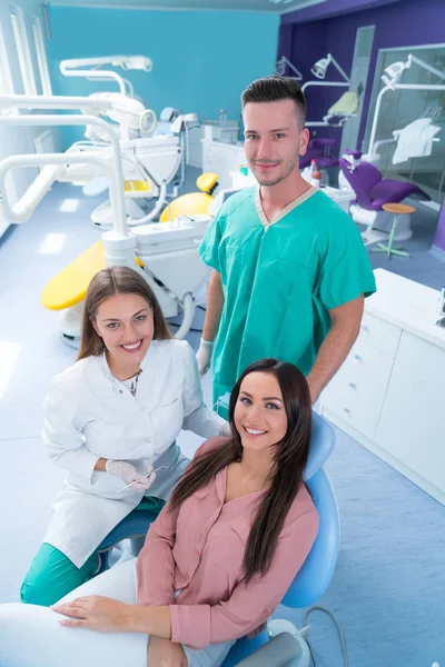 Doktor Mluví Svým Pacientem Zubařský Koncept — Stock fotografie