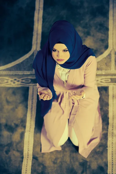 Young Muslim Woman Praying Mosque — Stock Photo, Image