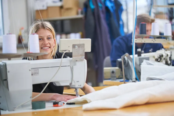 Швея Новая Приписана Машине Текстильной Фабрике Бригадир Кое Объясняет — стоковое фото