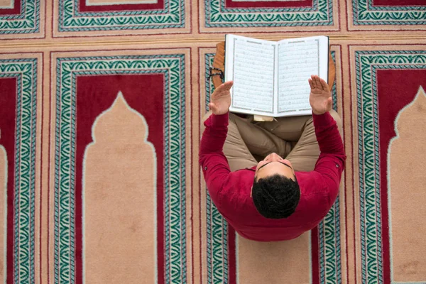 Muslim Yang Religius Berdoa Dalam Masjid — Stok Foto