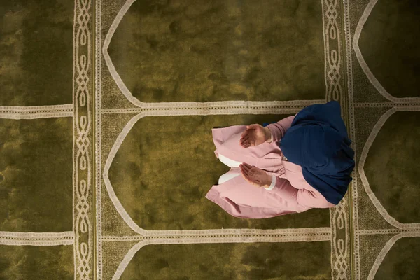 Jovem Mulher Muçulmana Orando Mesquita — Fotografia de Stock