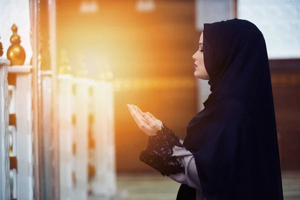 Jeune Femme Musulmane Priant Dans Mosquée — Photo