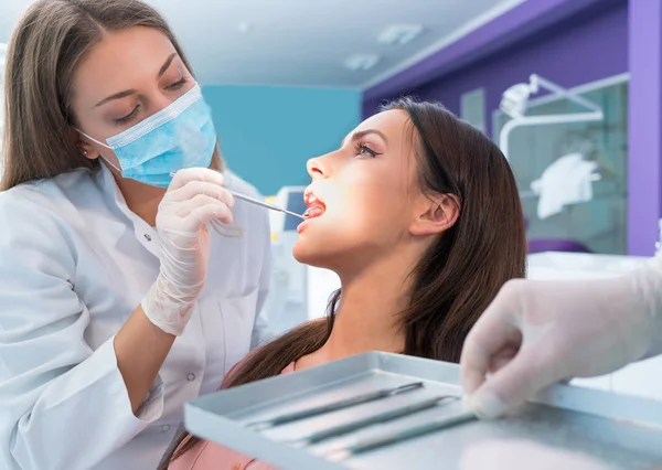 Doktor hastasıyla konuşuyor. Dişçi konsepti