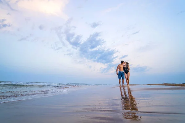 Pregnant Couple Walking Beach — Stock Photo, Image