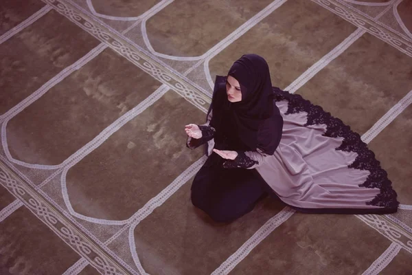 Jovem Mulher Muçulmana Orando Mesquita — Fotografia de Stock