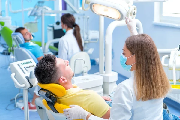 Dottore Sta Parlando Con Sua Paziente Concetto Dentista — Foto Stock