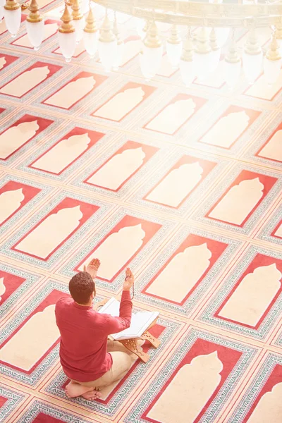 Religioso Muçulmano Homem Orando Dentro Mesquita — Fotografia de Stock