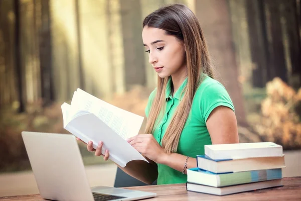 Mujer Joven Usando Computadora Portátil Teléfono Inteligente Hermosa Estudiante Trabajo —  Fotos de Stock