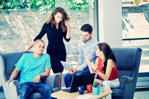 Başlangıç iş adamları grup çalışma günlük iş modern adlı ofis coworking