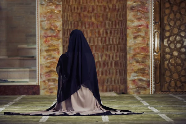 Young Muslim Woman Praying Mosque — Stock Photo, Image