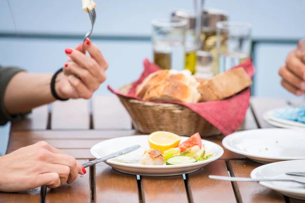 Good Looking Young Hispanic Couple Eating Lunch Enjoying Ocean View — Stock Photo, Image