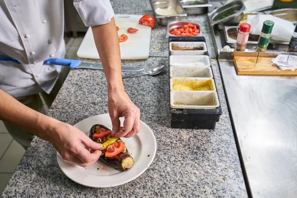 Chef Polvilhando Especiarias Prato Cozinha Comercial — Fotografia de Stock