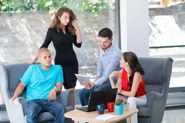 Fotoğraf genç businessmans mürettebat modern coworking uzayda yeni başlangıç projesi ile çalışma.