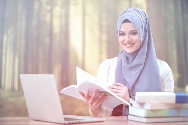 Mulher Bonita Vestindo Hijab Frente Busca Laptop Estudar — Fotografia de Stock