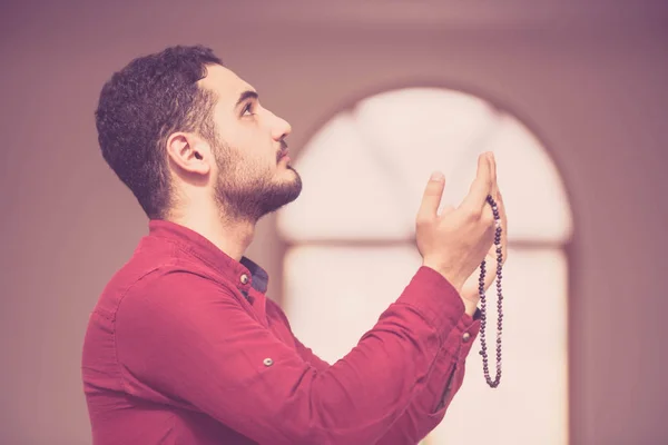 Religiös Muslim Man Ber Inne Moskén — Stockfoto